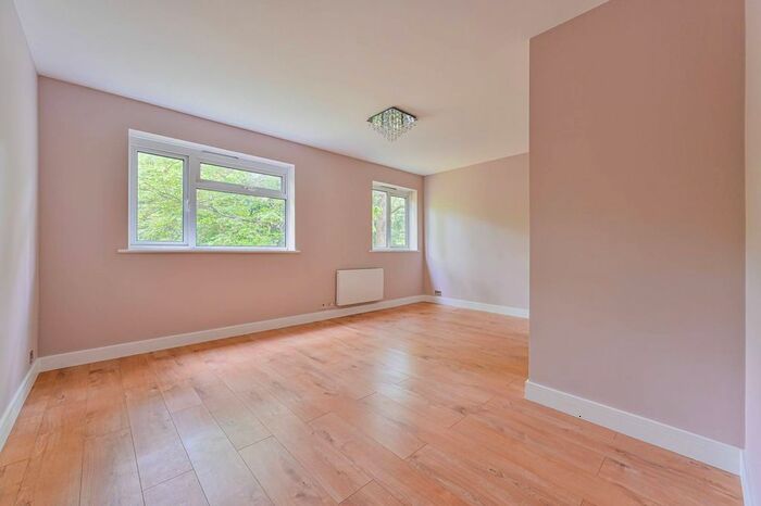 2 Bedroom Flat To Rent In Underhill Road, East Dulwich, London, SE22