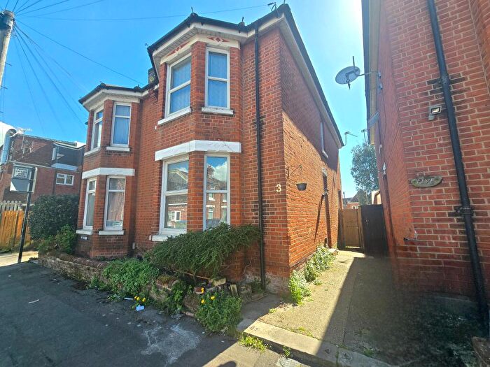 3 Bedroom Semi-Detached House To Rent In Online Enquiries Only! Harold Road, Shirley, SO15