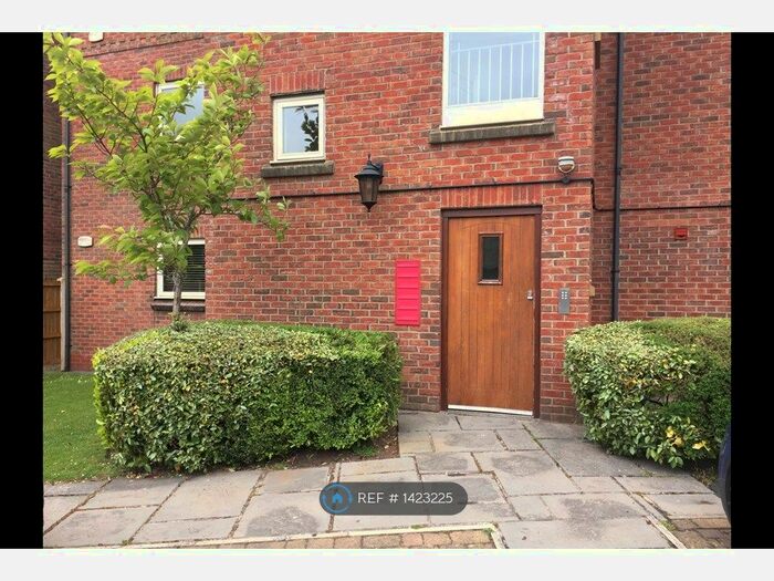 2 Bedroom Flat To Rent In Heaton Chapel, Stockport, SK4