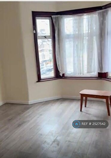 3 Bedroom Flat To Rent In Monteagle Avenue, Barking, IG11
