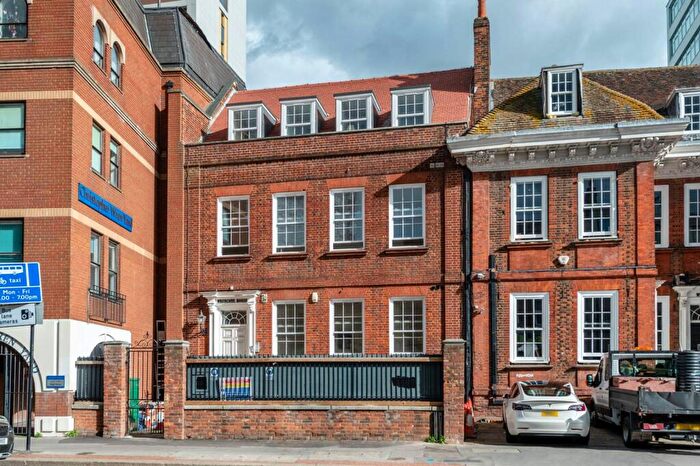 3 Bedroom Flat To Rent In High Street, Croydon, London, CR0