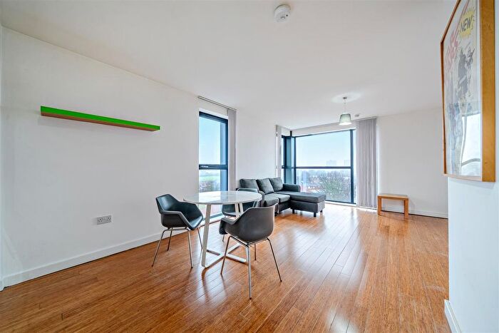 3 Bedroom Flat To Rent In Greenhouse, Leeds, LS11