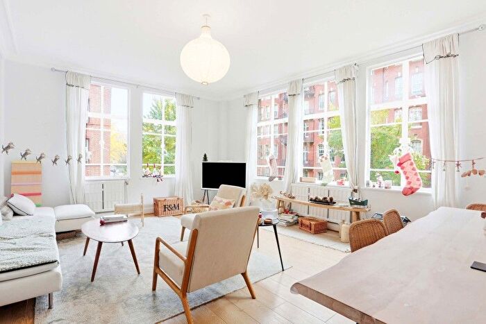 3 Bedroom Flat To Rent In Oakwood Court, Abbotsbury Road, Kensington, London, W14
