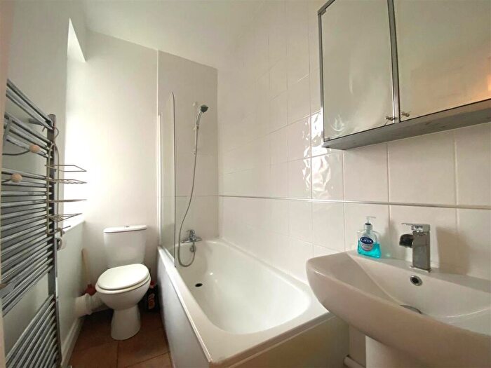 2 Bedroom Apartment To Rent In Clarendon Parade, Turners Hill, Cheshunt, EN8