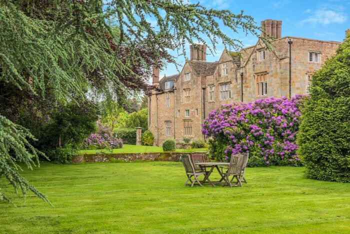 1 Bedroom Flat For Sale In Denne Park, Horsham, West Sussex, RH13