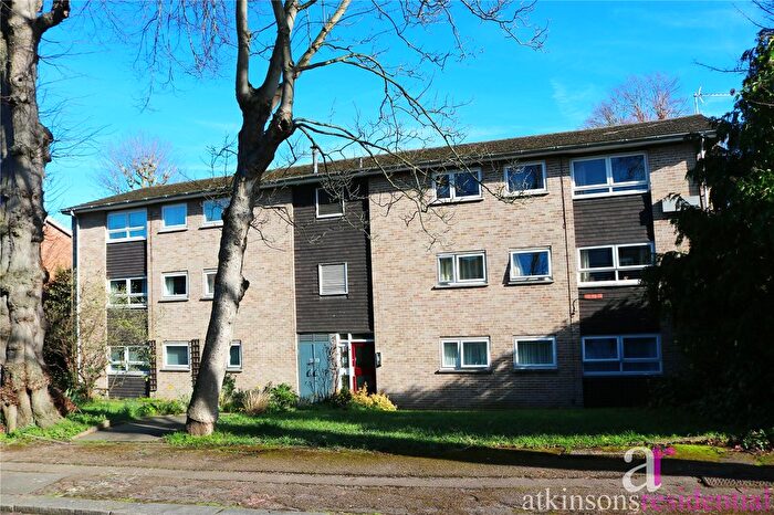 3 Bedroom Flat For Sale In Bycullah Road, Enfield, Middlesex, EN2