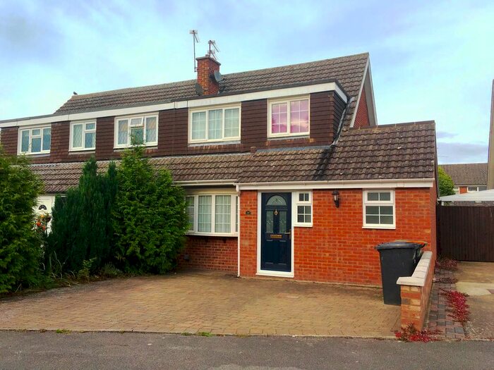 3 Bedroom Semi-Detached House To Rent In Weatherby, Dunstable, LU6