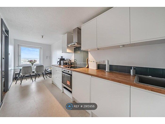 3 Bedroom Flat To Rent In Deverill Court, Penge, SE20
