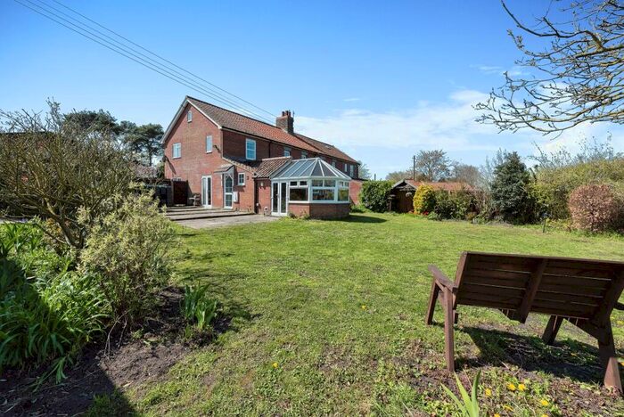 4 Bedroom Semi-Detached House For Sale In Roundham Road, Norwich, NR16