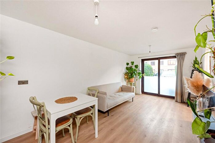 1 Bedroom Apartment For Sale In Riverside Close, London, E5