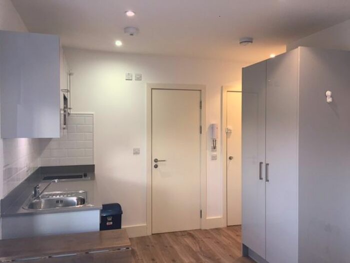 Studio To Rent In Kilburn High Road, London, NW6