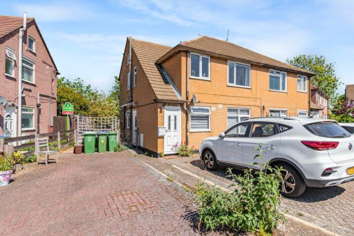 2 Bedroom Flat For Sale In Burr Close, Bexleyheath, DA7