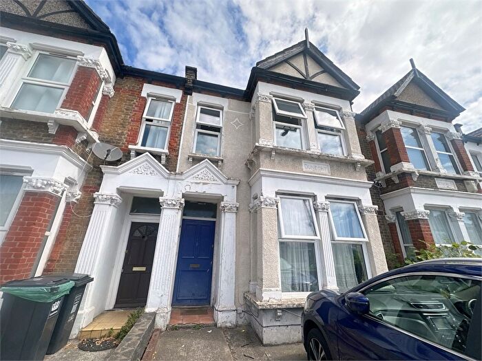 3 Bedroom Flat For Sale In Brownhill Road, Catford, London, SE6