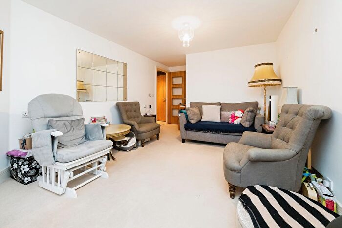 1 Bedroom Flat For Sale In Devereux Court, - Snakes Lane West, Woodford Green, Essex, IG8