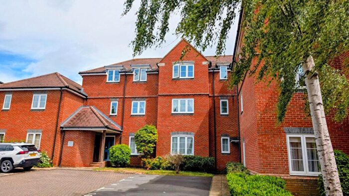 3 Bedroom Flat For Sale In Wolage Drive, Grove, OX12