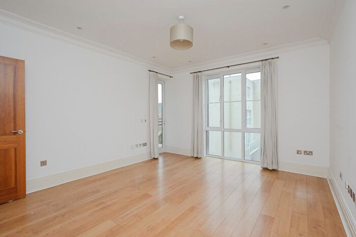 2 Bedroom Flat For Sale In Melliss Avenue, Kew, TW9