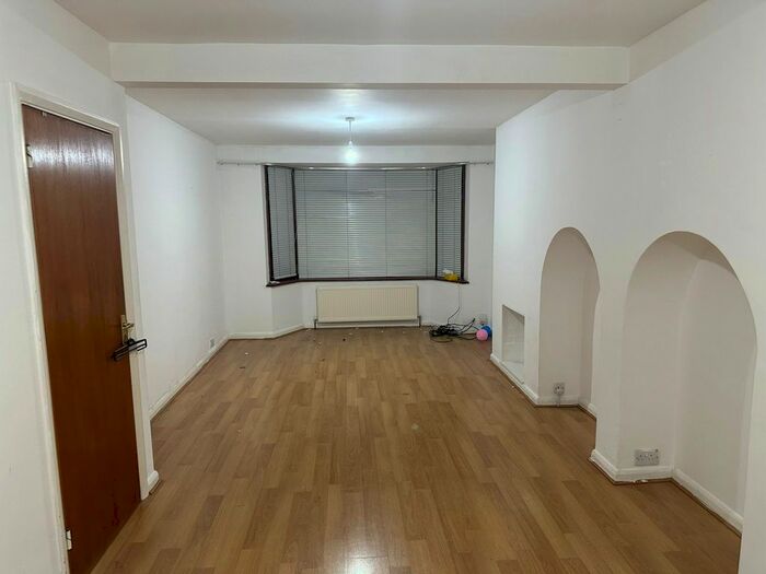 3 Bedroom End Of Terrace House To Rent In Meadow View Road, Hayes, UB4