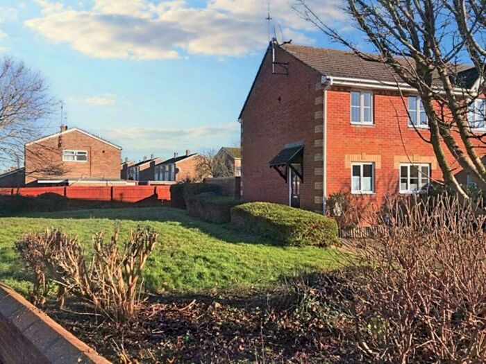 3 Bedroom Semi-Detached House To Rent In Little Close, HP20