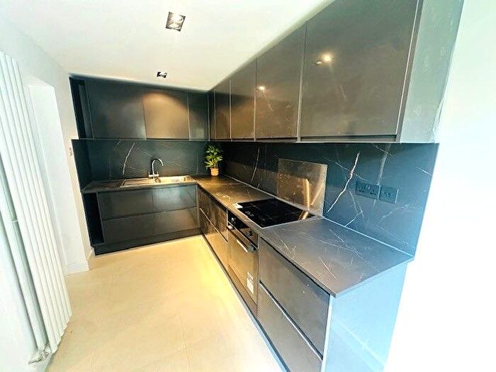 3 Bedroom End Terrace House To Rent In Warwick Road, Hounslow, TW4