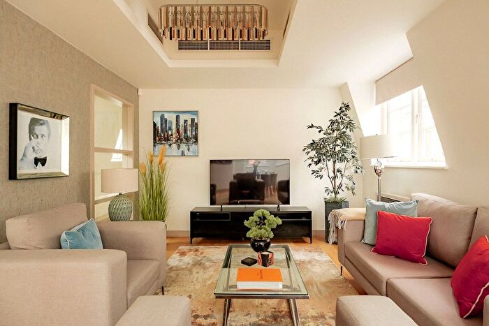 2 Bedroom Flat To Rent In Hertford Street, Mayfair, W1J