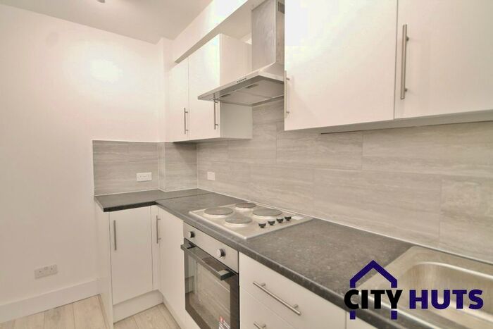 3 Bedroom Flat To Rent In Turnpike Lane, London, N8