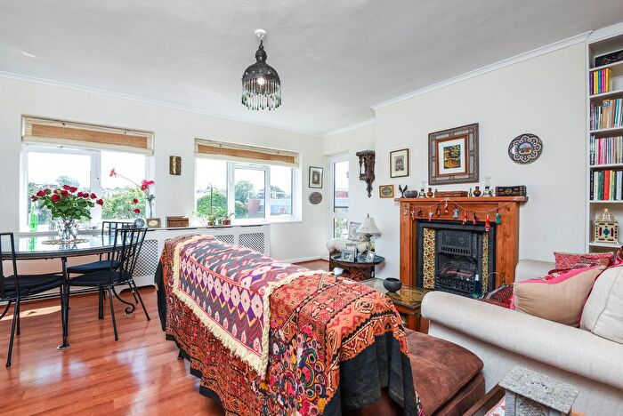 3 Bedroom Flat To Rent In Paradise Road, Richmond, TW9