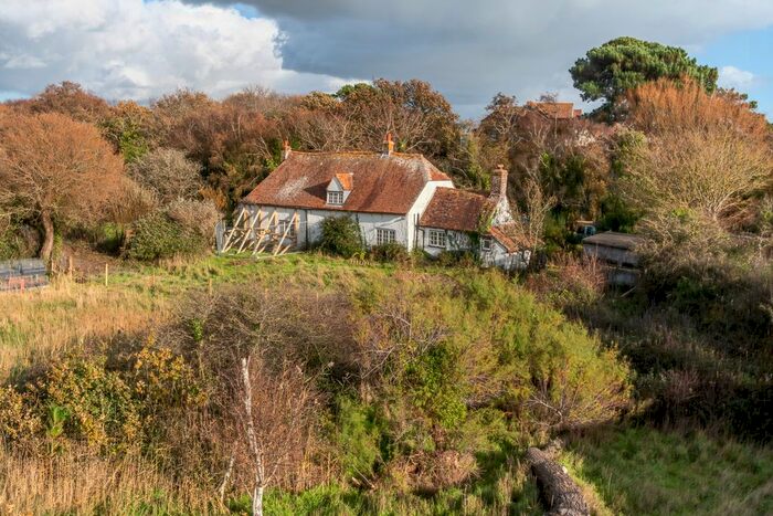 3 Bedroom Cottage For Sale In Cliff Road, Hill Head, PO14