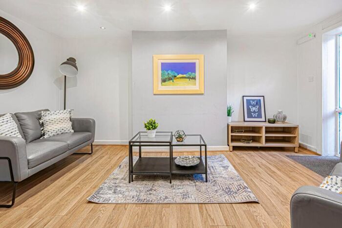 3 Bedroom Flat To Rent In Hyde Park Terrace, Leeds, LS6