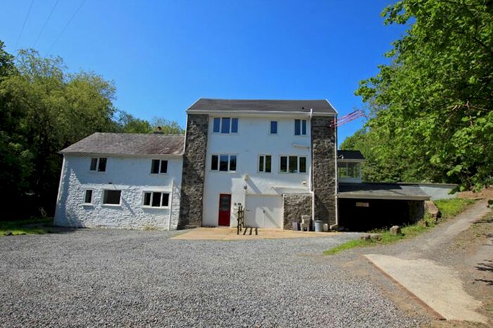 2 Bedroom Flat To Rent In Llanllwch, Carmarthen, SA31