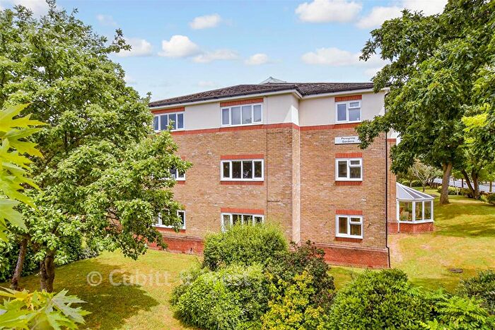 2 Bedroom Flat For Sale In Peregrine Gardens, Croydon, Surrey, CR0