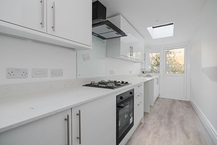 2 Bedroom Flat To Rent In Chelverton Road, London, SW15