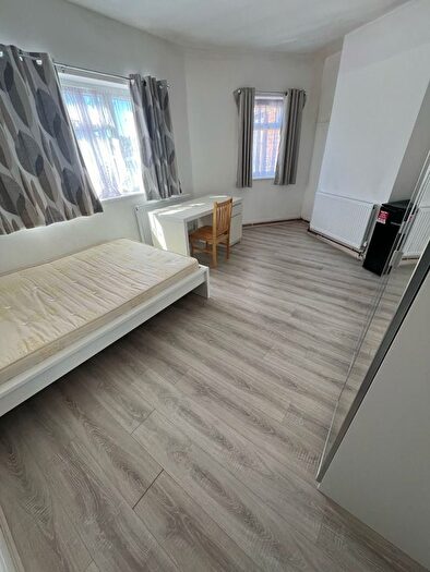 4 Bedroom Maisonette To Rent In Brownlow Road, London, N11