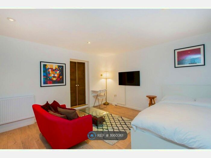 Studio To Rent In Avenue Crescent, London, W3