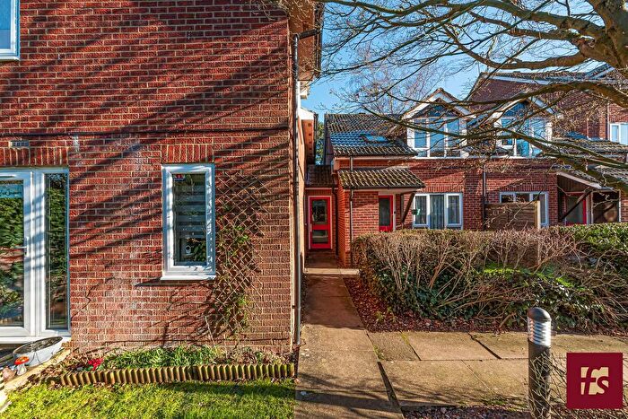 Studio For Sale In Seymour Court, Crowthorne, RG45