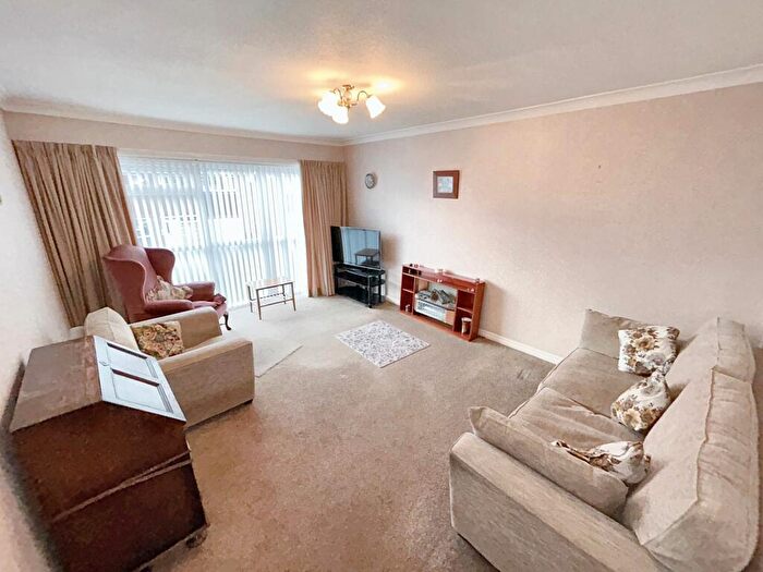 2 Bedroom Flat For Sale In Earlswood Park, Gateshead, Tyne And Wear, NE9