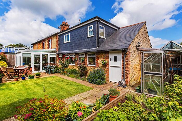 3 Bedroom Semi Detached House For Sale In Stoneleigh Road, Limpsfield Chart, RH8