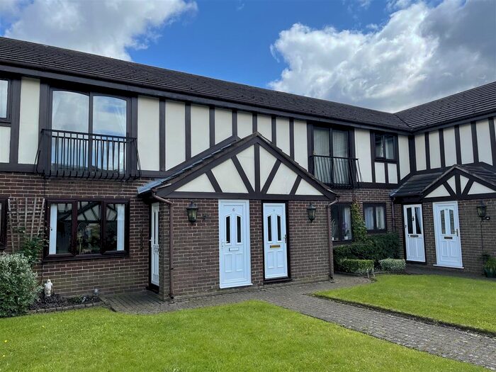 2 Bedroom Property To Rent In Flat, Tudor Court, Loring Road, Newcastle, ST5