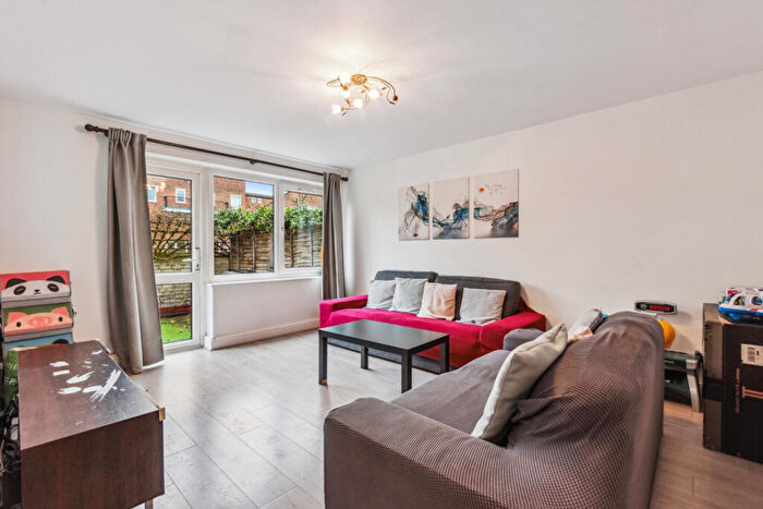 2 Bedroom Maisonette To Rent In Cowdenbeath Path, Islington, N1