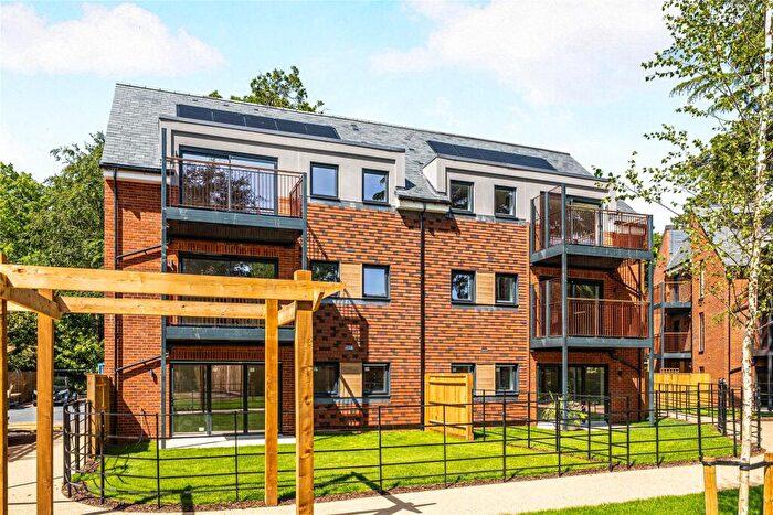 2 Bedroom Flat For Sale In Shores Road, Horsell, Surrey, GU21