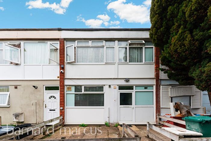 4 Bedroom Terraced House For Sale In Swanwick Close, London, SW15