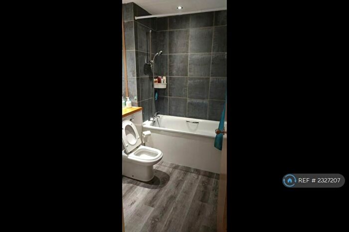 2 Bedroom Flat To Rent In Beetham Plaza, Liverpool, L2