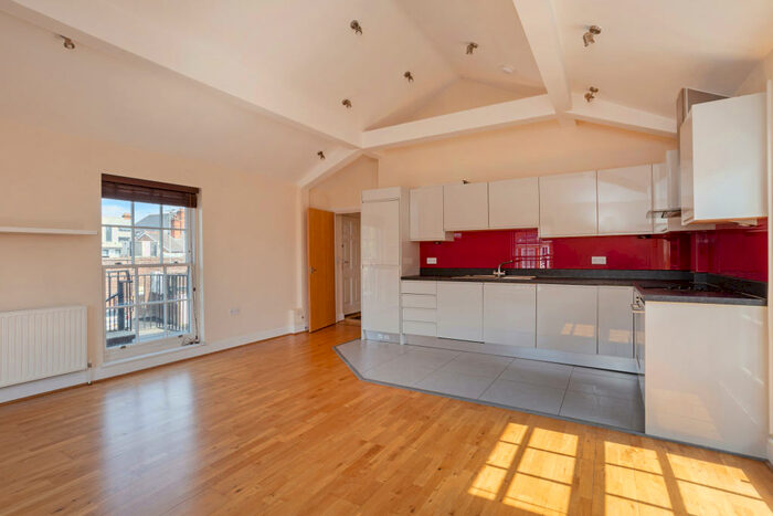 2 Bedroom Flat To Rent In Holstein Avenue, Weybridge, KT13