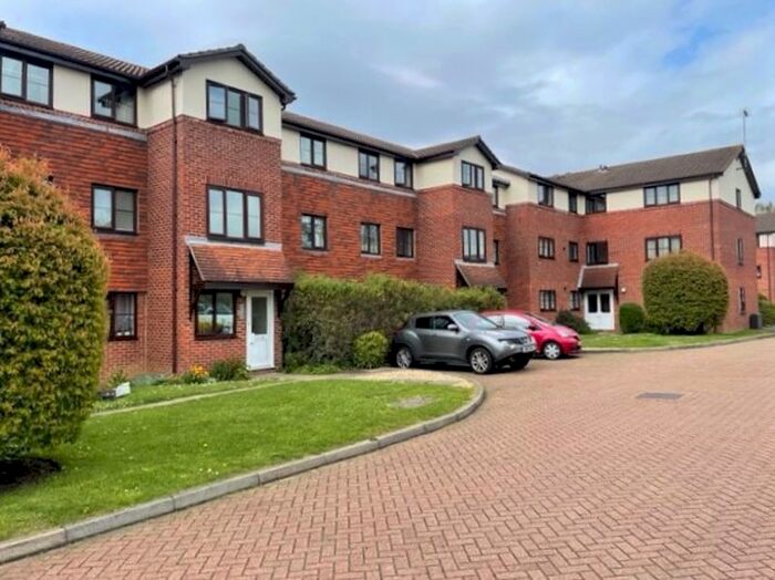 1 Bedroom Flat To Rent In Yeomanry Close, Epsom, KT17