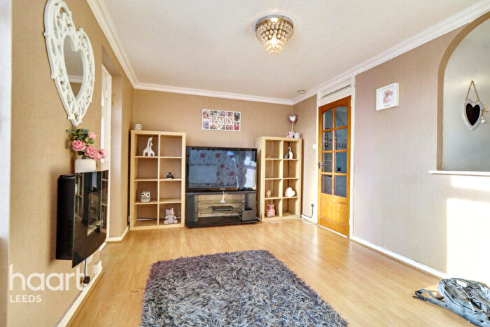 3 Bedroom Terraced House For Sale In Rossefield Grove, Leeds, LS13