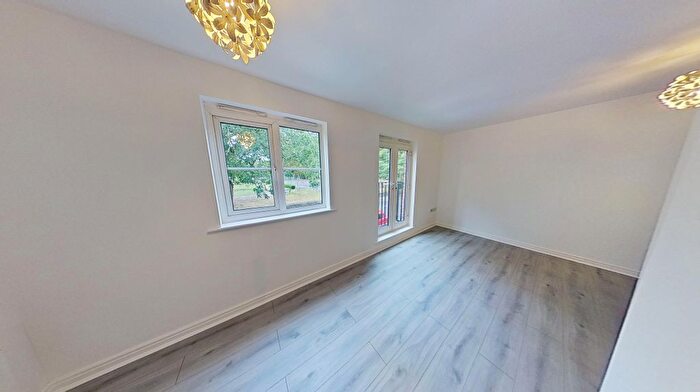 2 Bedroom Flat To Rent In Abbots Mews, Burley, Leeds, LS4