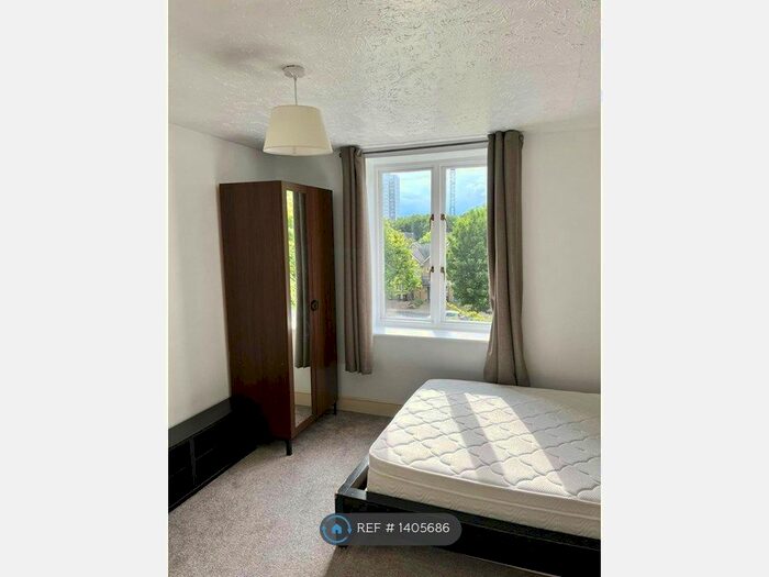 Studio To Rent In Chiltern Court, London, SE14