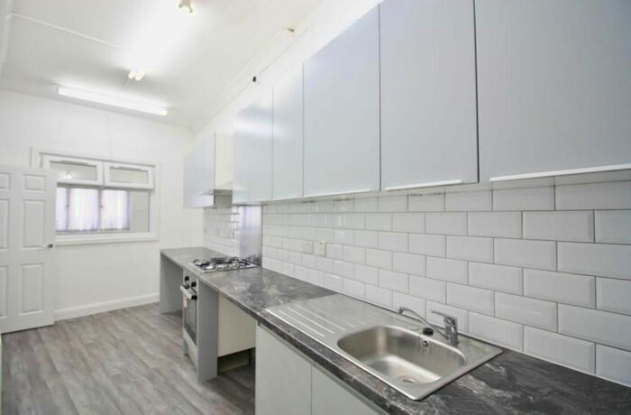 1 Bedroom Flat To Rent In Kensington Gardens, Ilford, Essex IG1