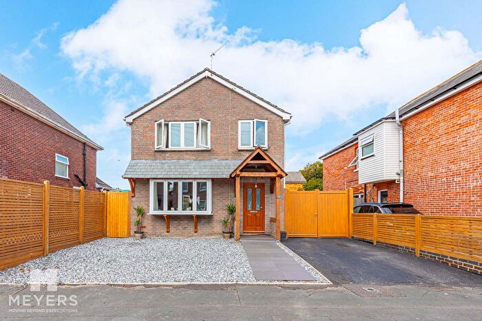 3 Bedroom Detached House For Sale In Queens Road, Christchurch, BH23