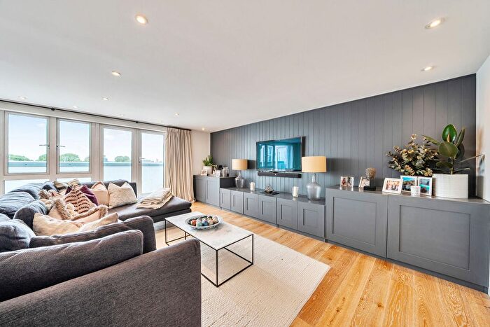 1 Bedroom Flat For Sale In Stane Grove, Clapham North, London, SW9
