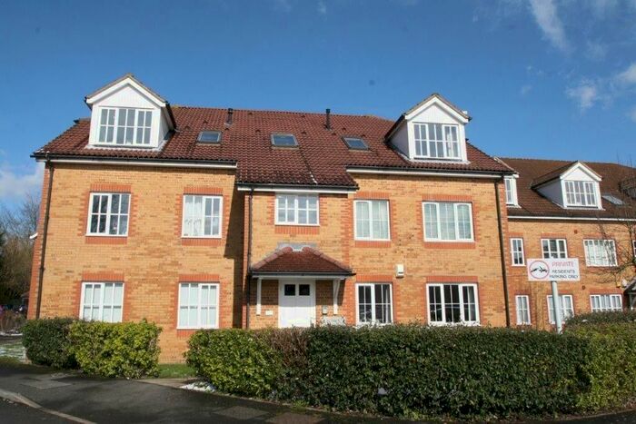 2 Bedroom Flat To Rent In Aspen Vale, Whyteleafe, CR3